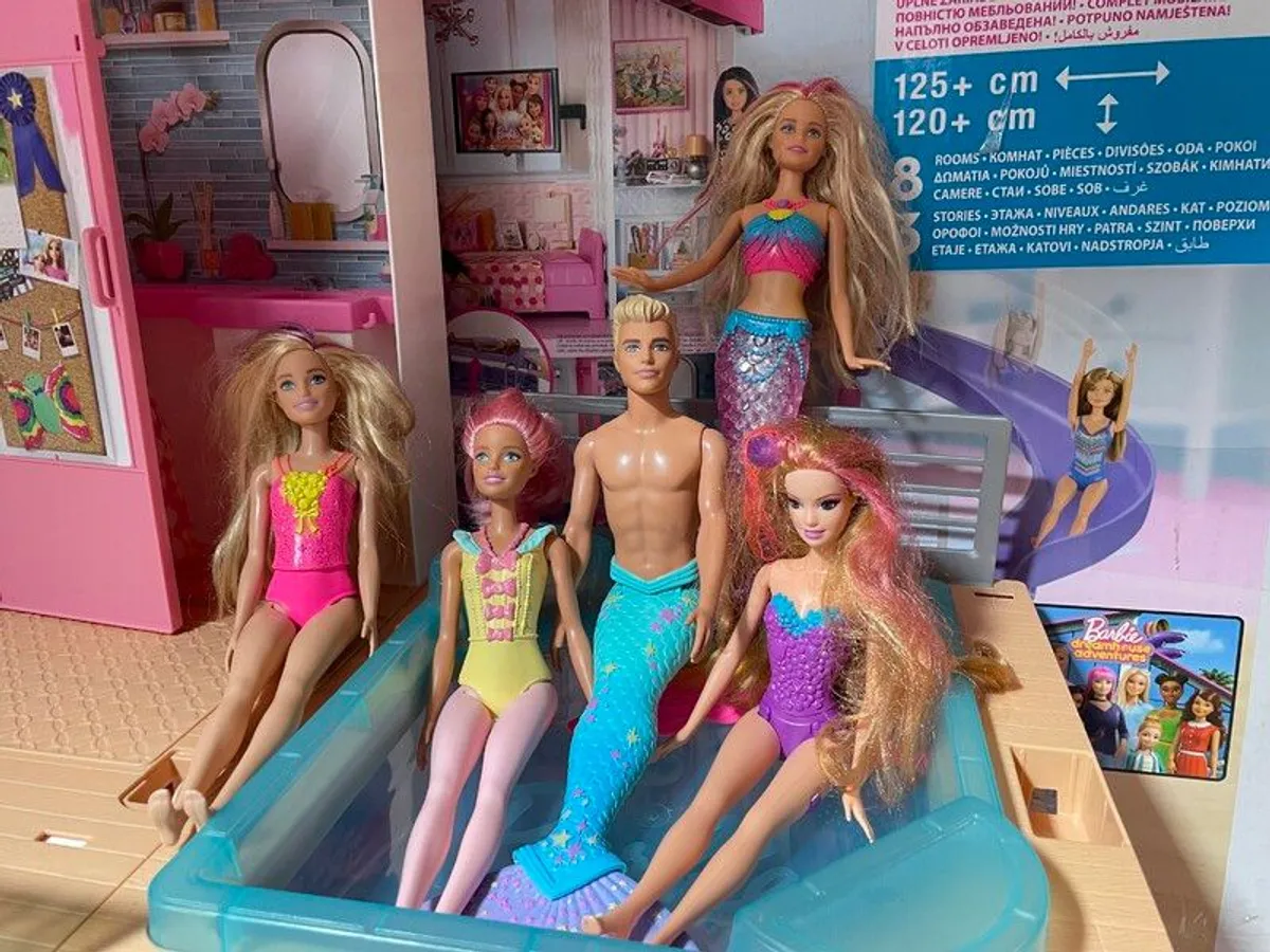 BARGAIN Barbie Dream House and Barbie Dolls (x10) - Image 2