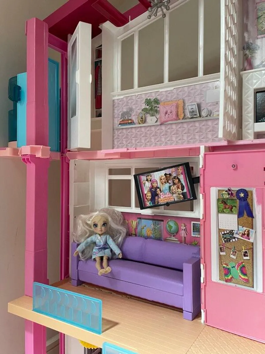 BARGAIN Barbie Dream House and Barbie Dolls (x10) - Image 3