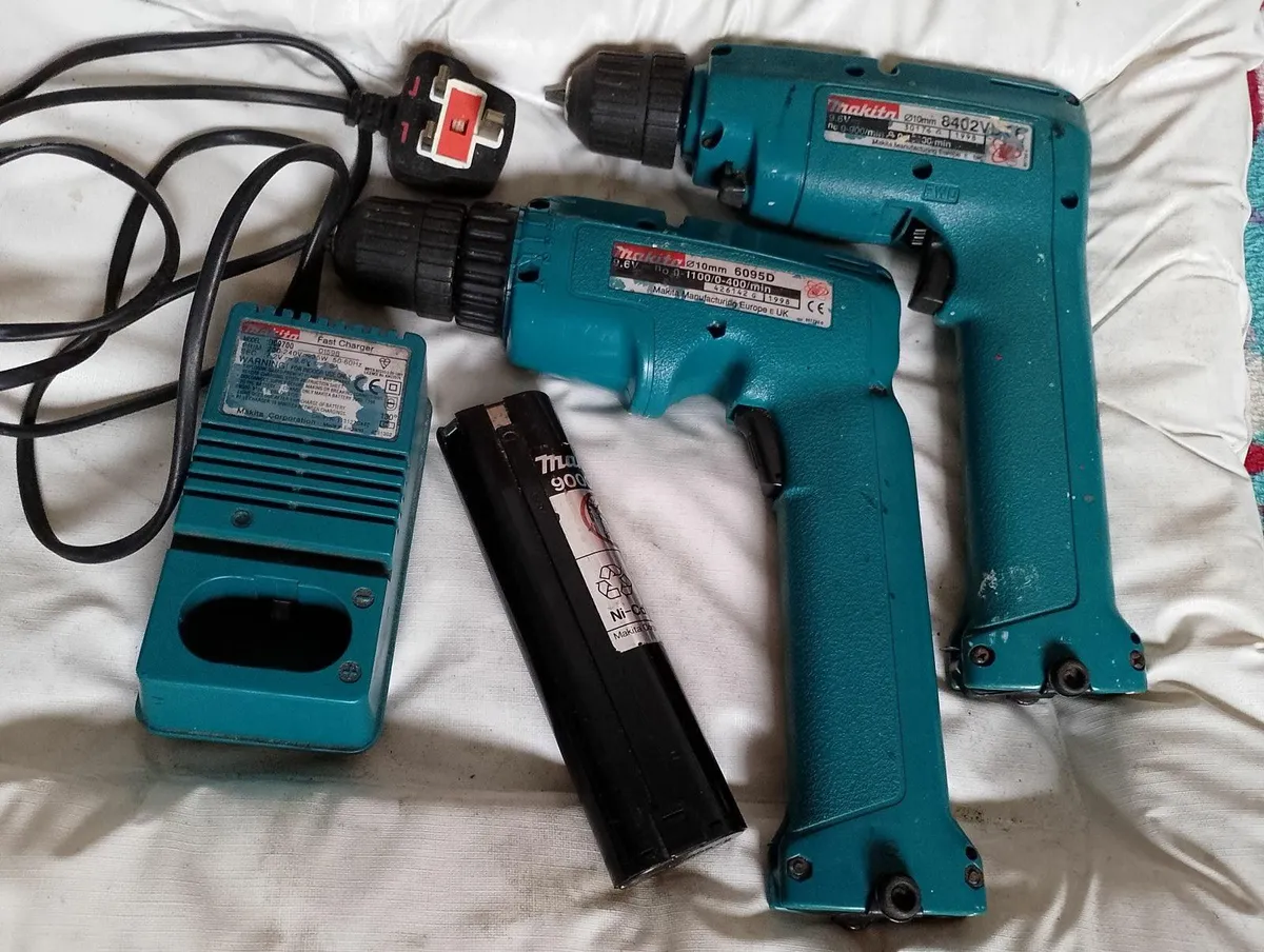 Makita cordless 9.6v drills 3 batteries + charger - Image 2
