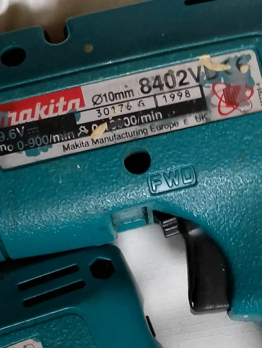 Makita cordless 9.6v drills 3 batteries + charger - Image 3