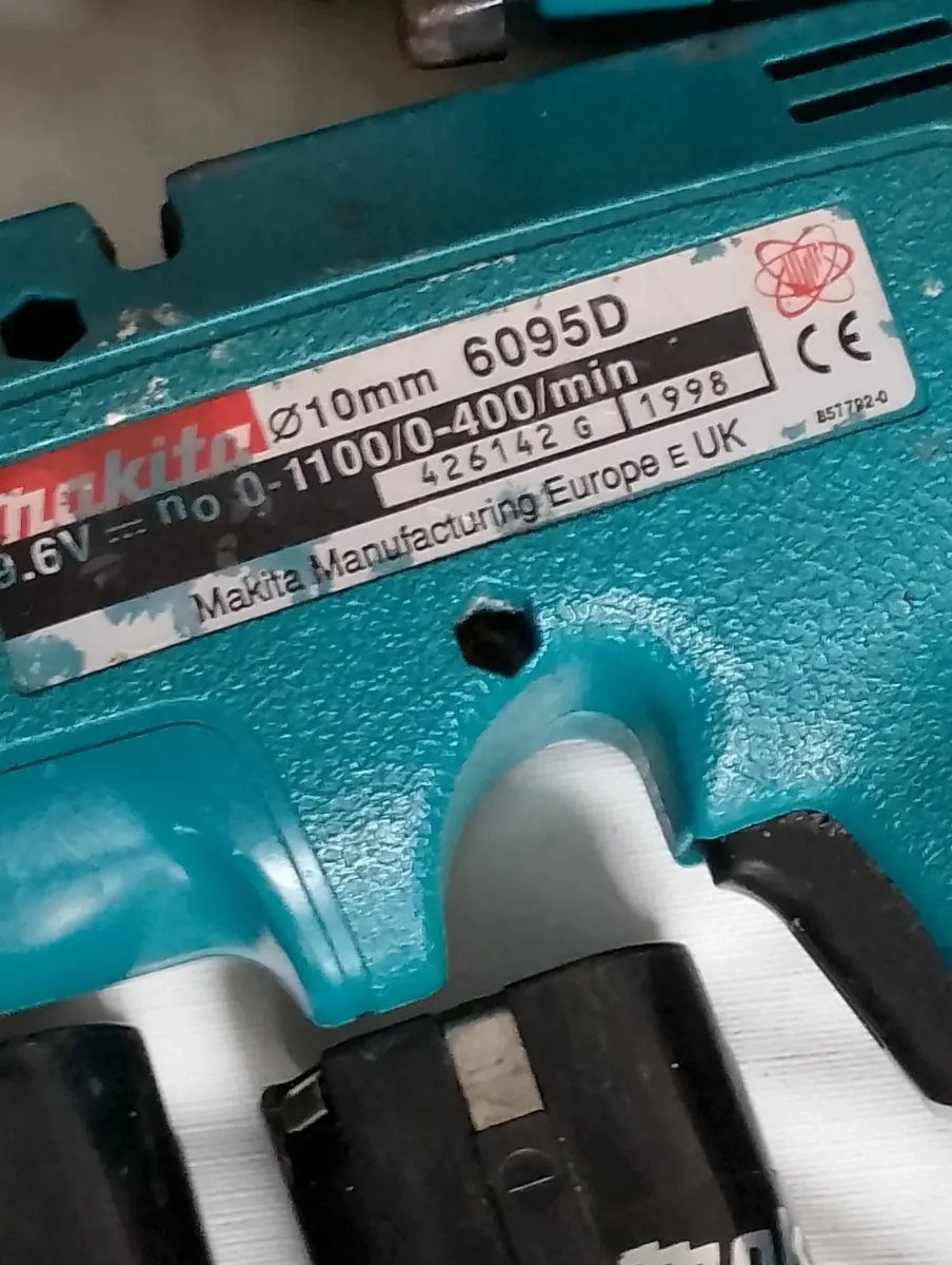 Makita cordless 9.6v drills 3 batteries + charger - Image 4