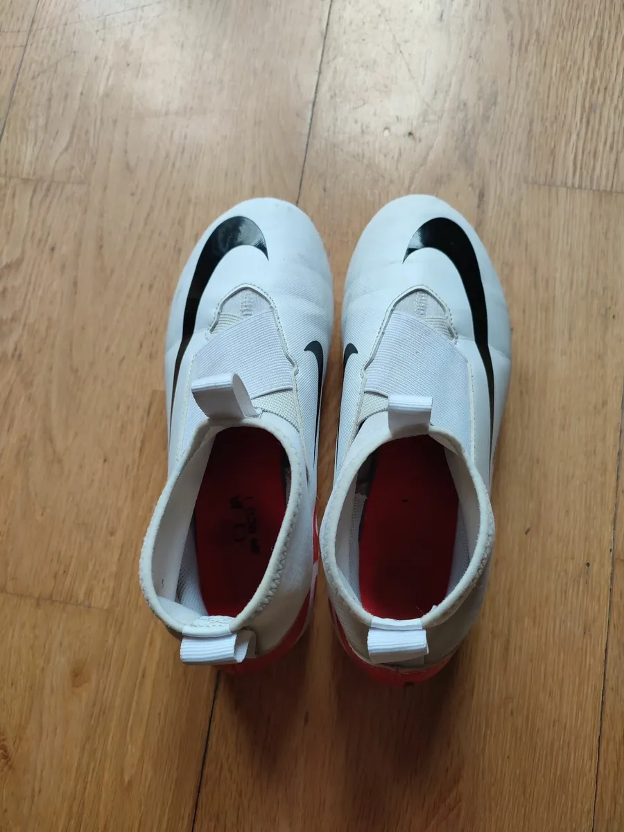 Football shoes - UK 4 - Image 1
