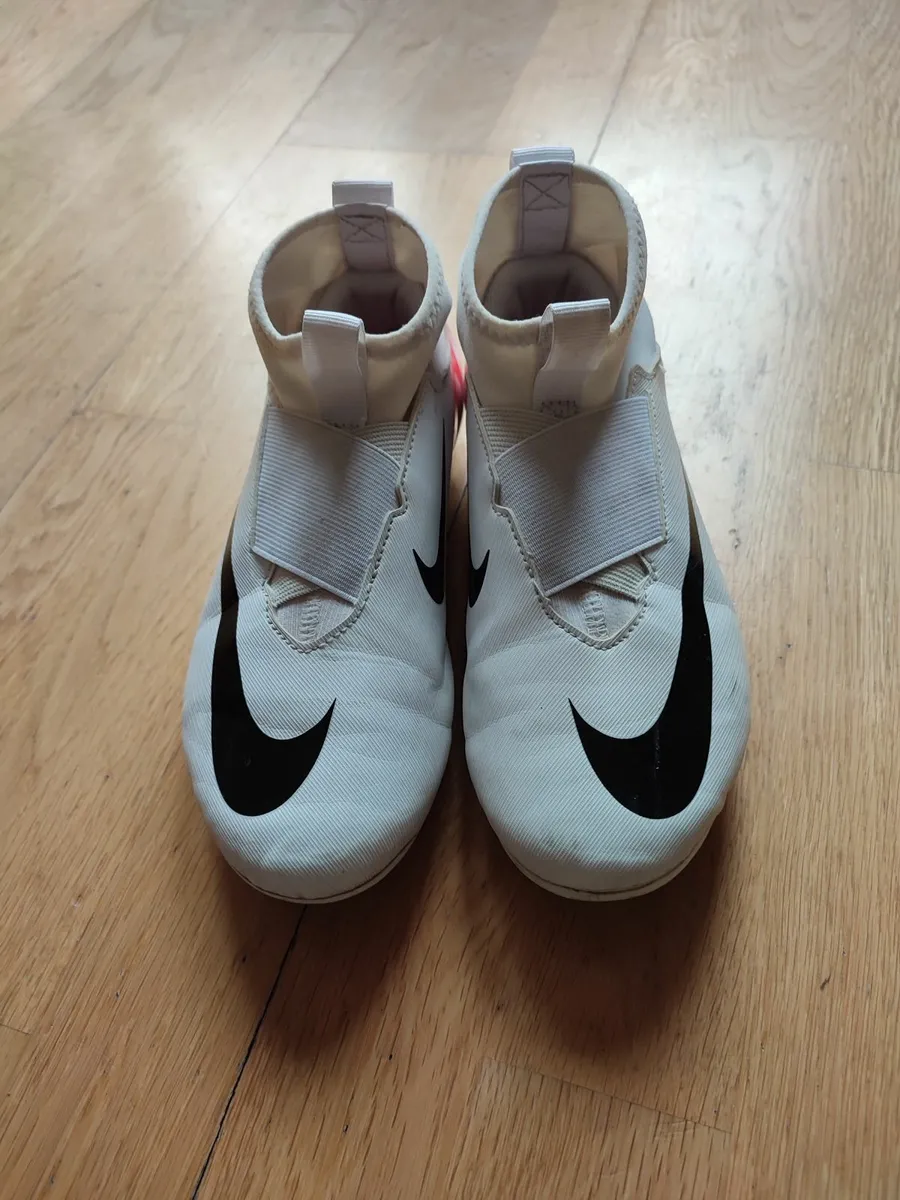 Football shoes - UK 4 - Image 3