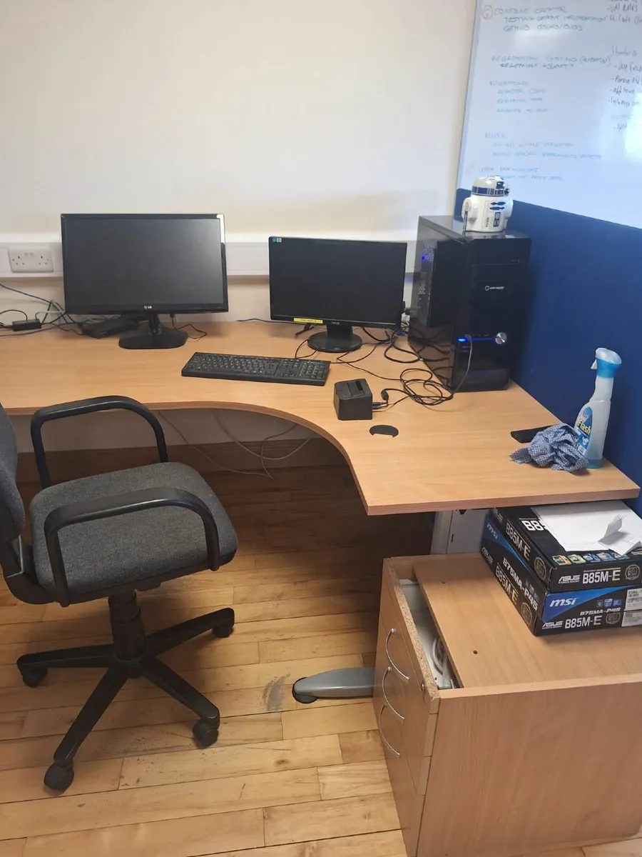 Office furniture - Image 1