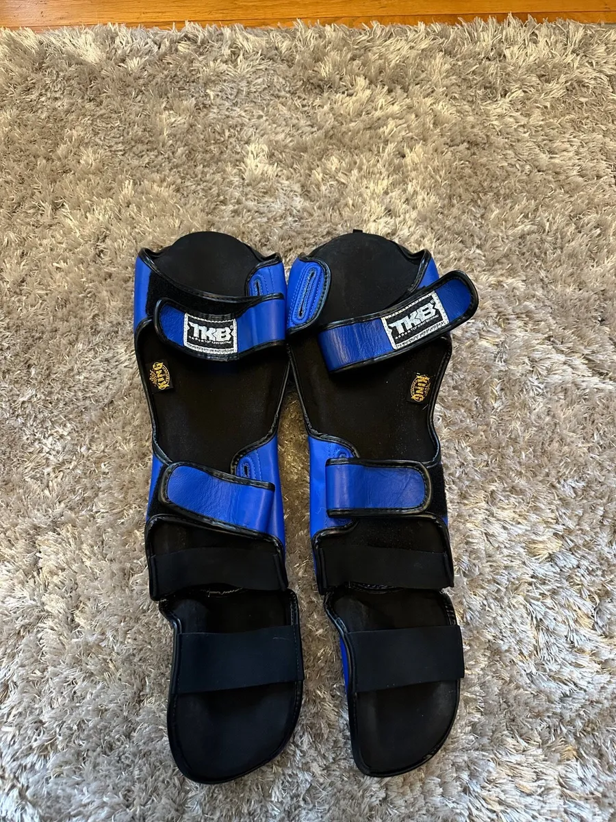 gloves and shin pads - Image 3