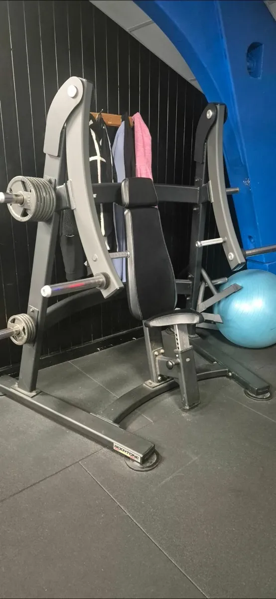 Chest press machine