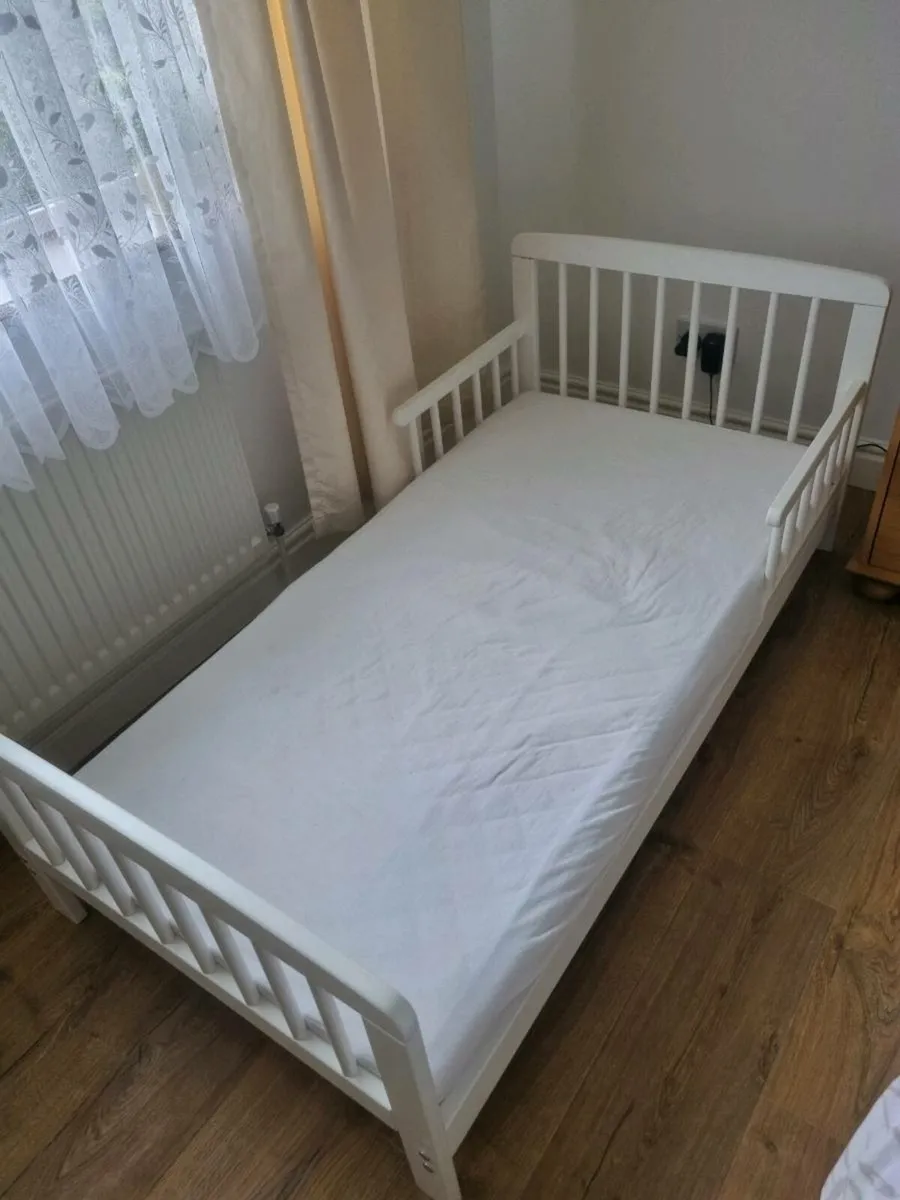 Toddler bed - Image 1