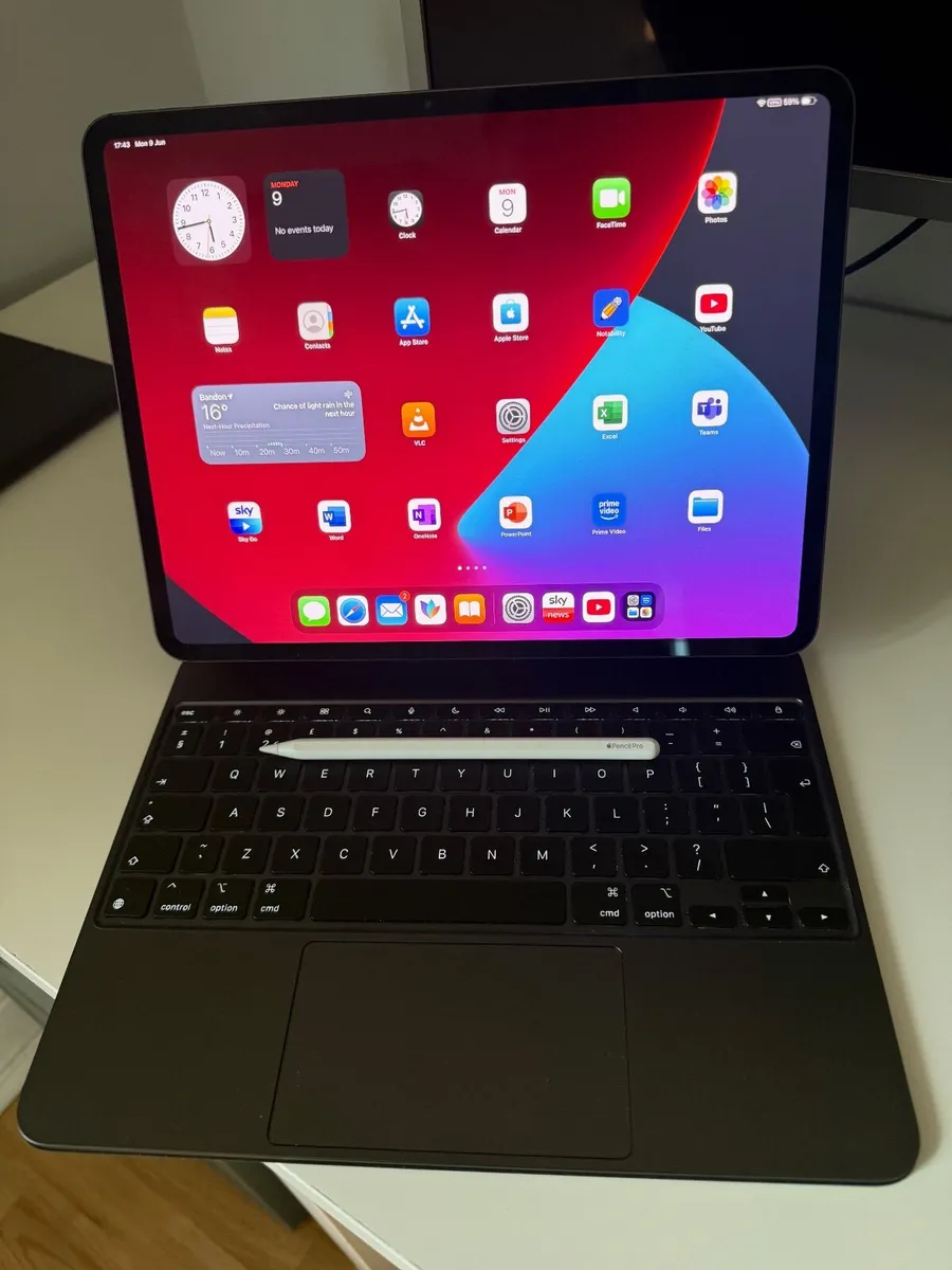 iPad Pro 13" M4 256GB with Magic Keyboard & Pencil - Image 1