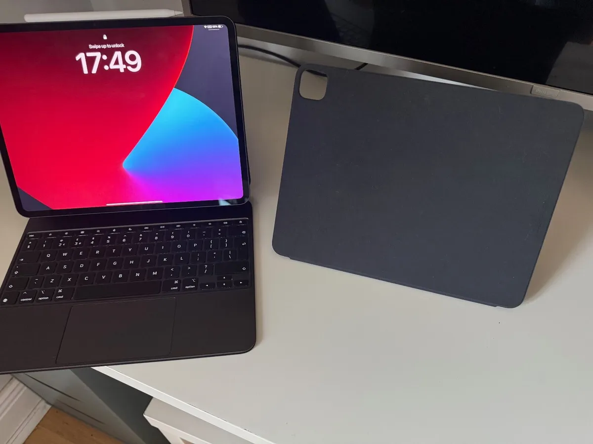 iPad Pro 13" M4 256GB with Magic Keyboard & Pencil - Image 2