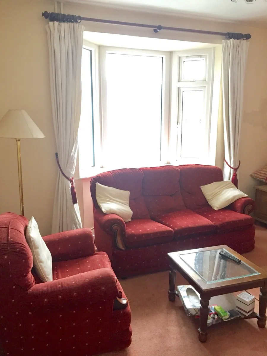 3 Piece Suite Burgundy Red, Couch & x2 Armchairs - Image 3