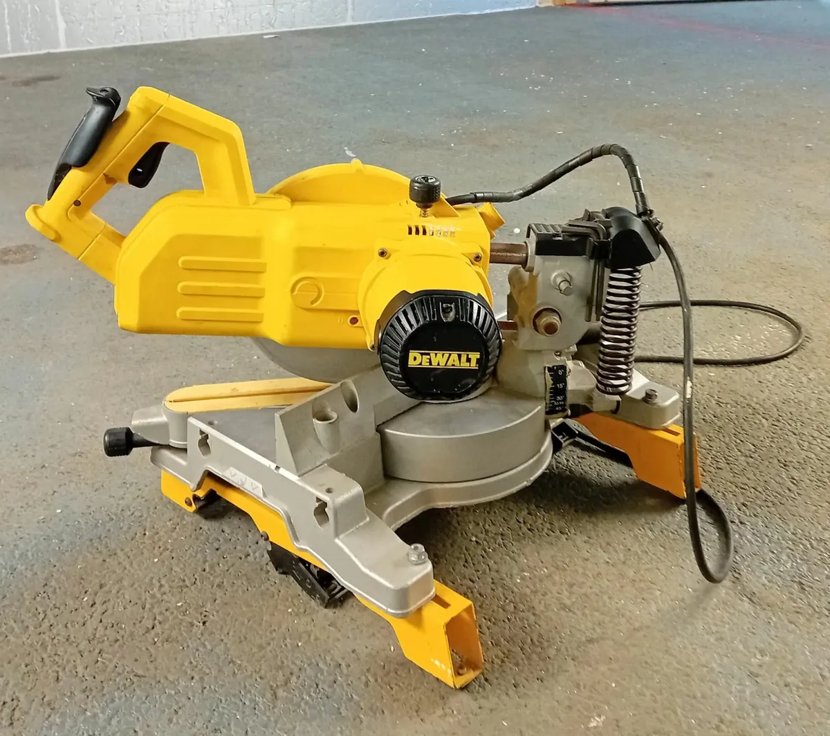 Dewalt table saw - Image 1
