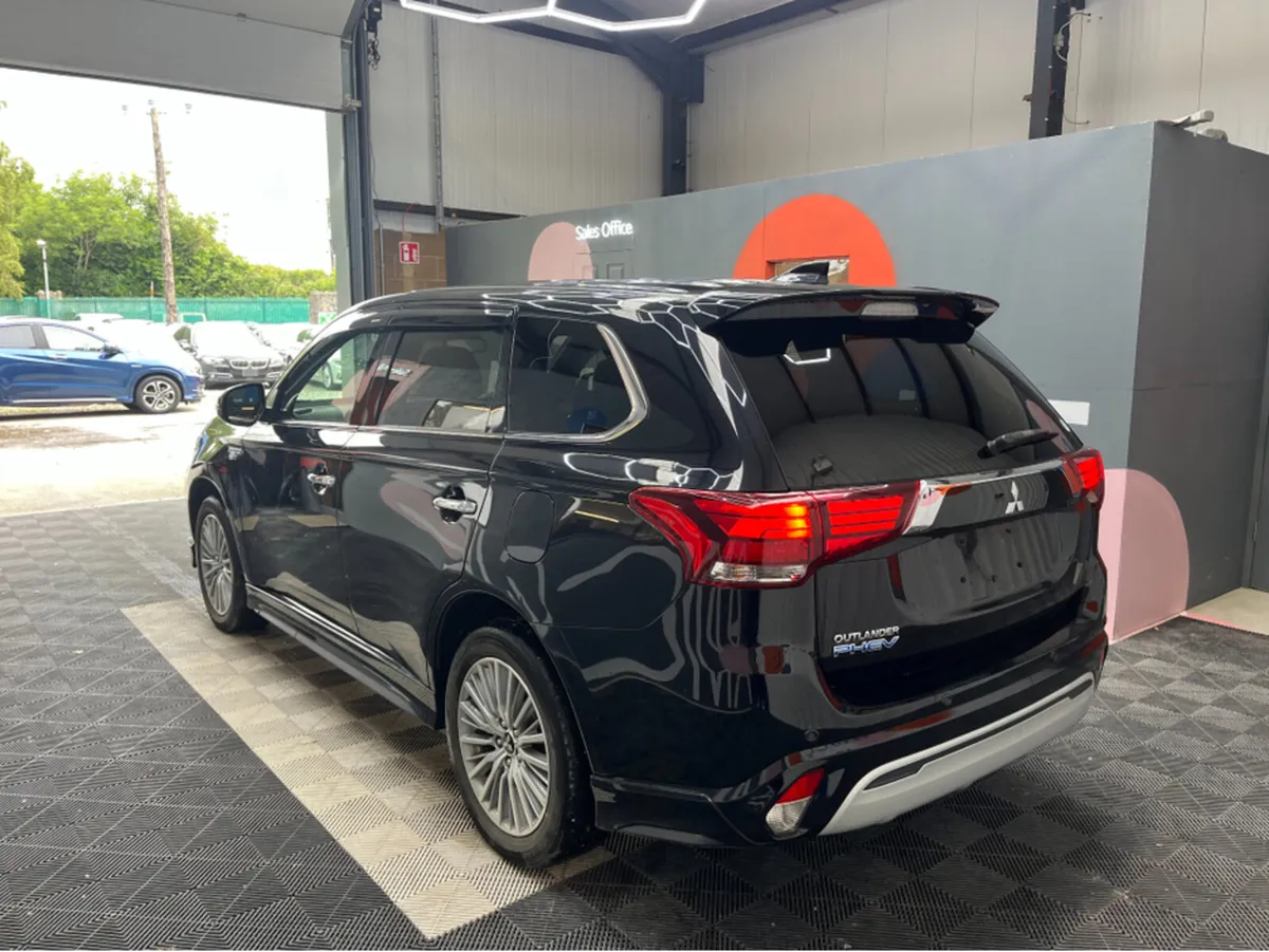 Mitsubishi Outlander OUTLANDER PHEV 2.4 HYBRID / 9 - Image 4