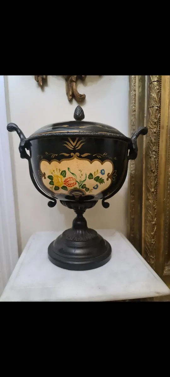 Large victorian lidded urn - Image 1