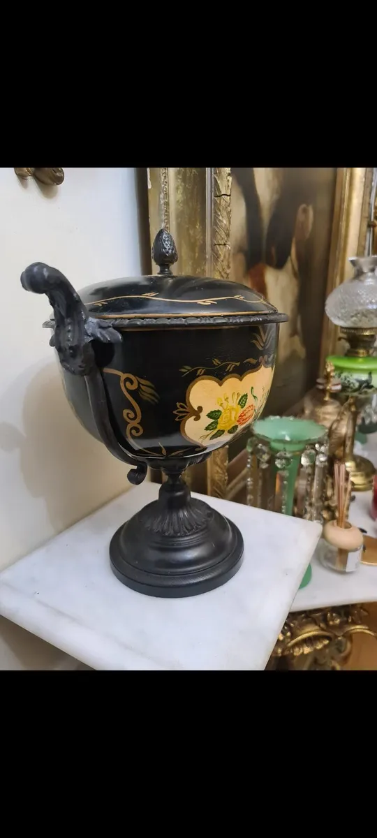 Large victorian lidded urn - Image 2