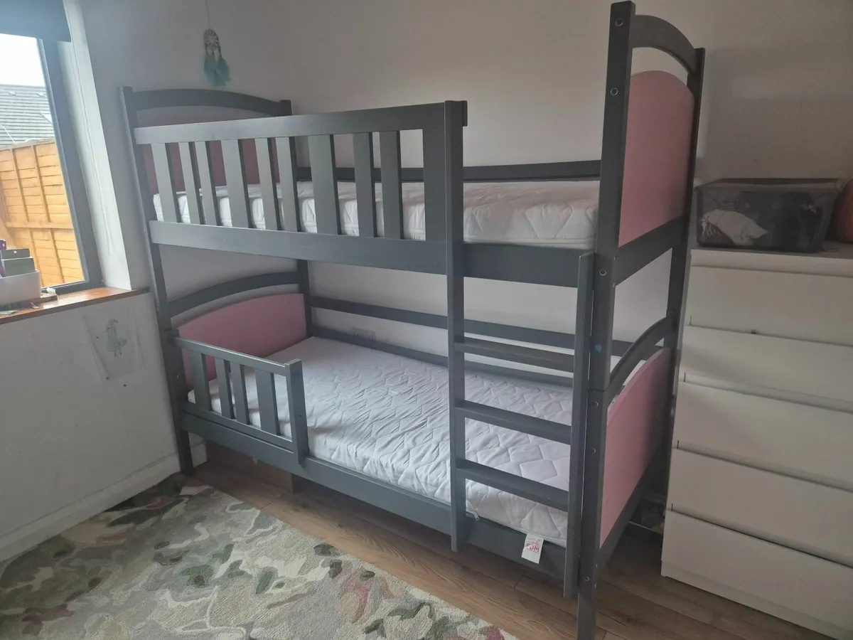 Bunk bed with mattresses - Image 1