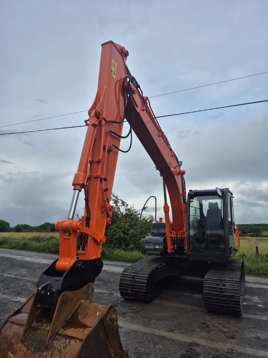 Hitachi Digger - Image 3