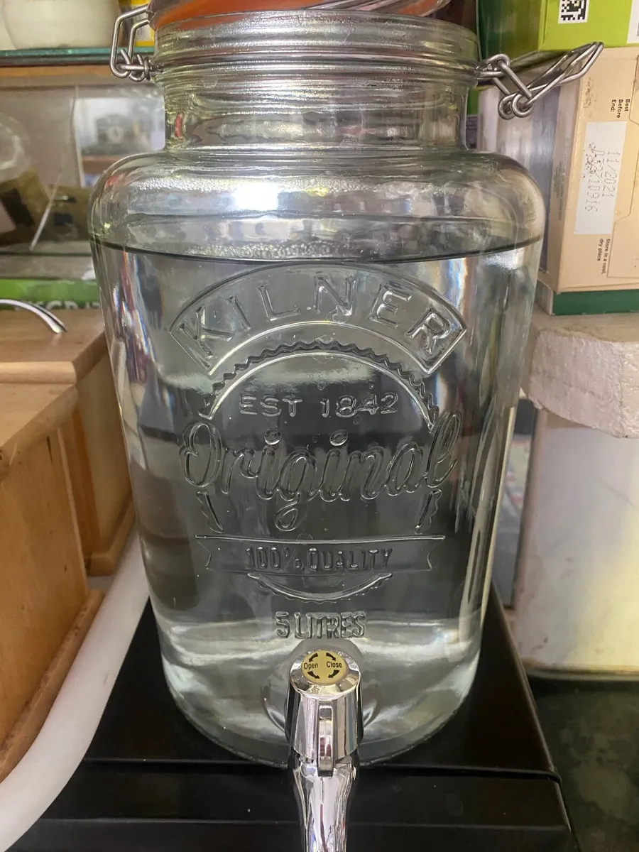 Water dispenser with tap - Image 1
