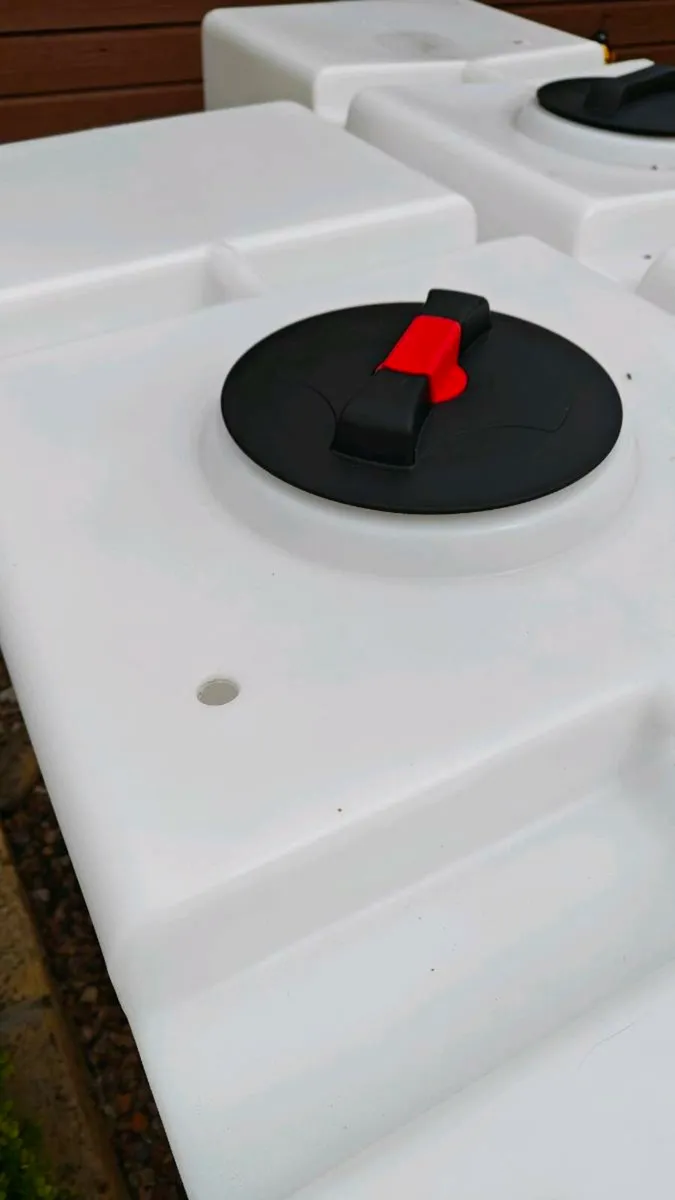 Wydale 1000L Upright  tanks x 2 - Image 4