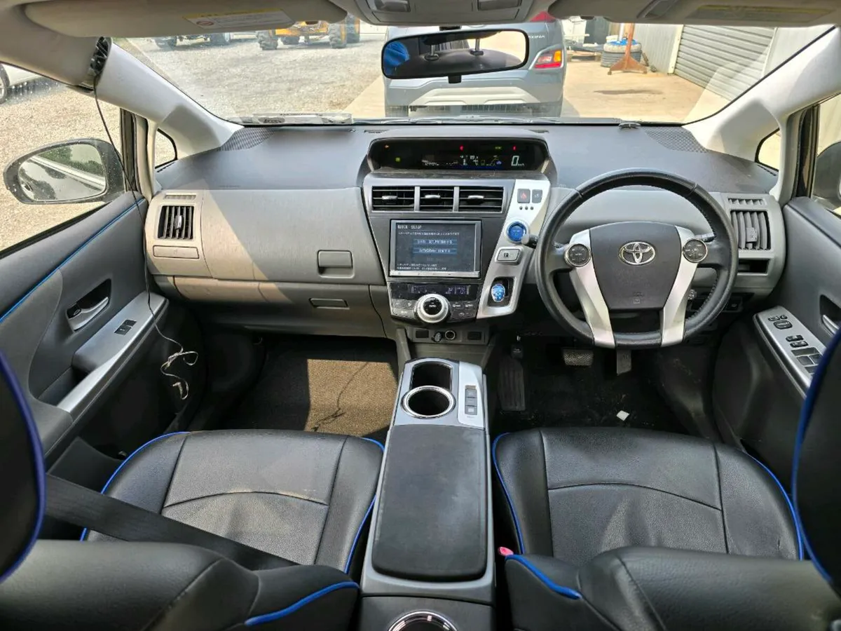12 TOYOTA PRIUS - Image 2