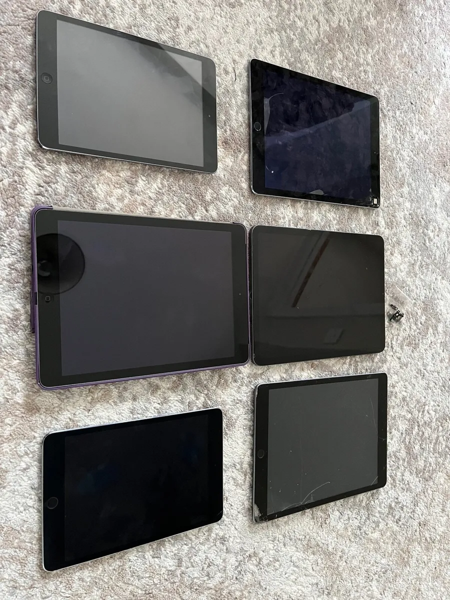 Lot of iPads for parts or repairs - Image 1