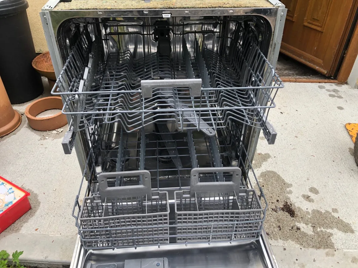 Whirlpool Integrated Dishwasher - Image 3
