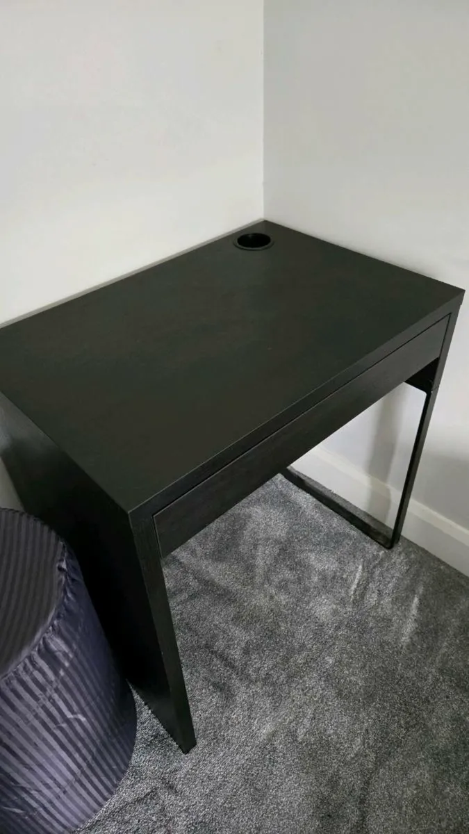 Black desk - Image 1