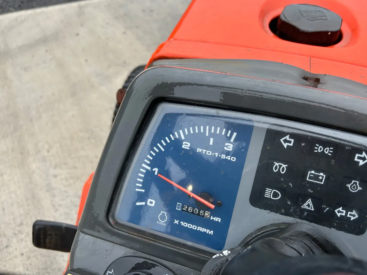 Kubota B2400 HST Compact Tractor - Image 3