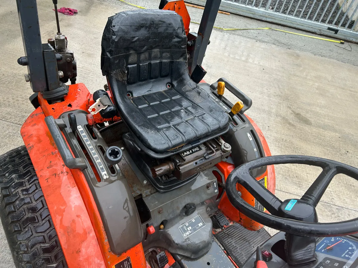 Kubota B2400 HST Compact Tractor - Image 2