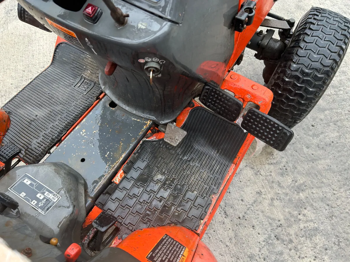 Kubota B2400 HST Compact Tractor - Image 4