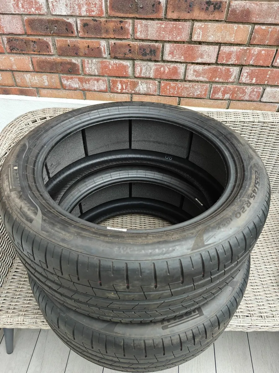 2 x Pirelli Pzero PZ4 255/45 R20 105Y XL Like New - Image 1