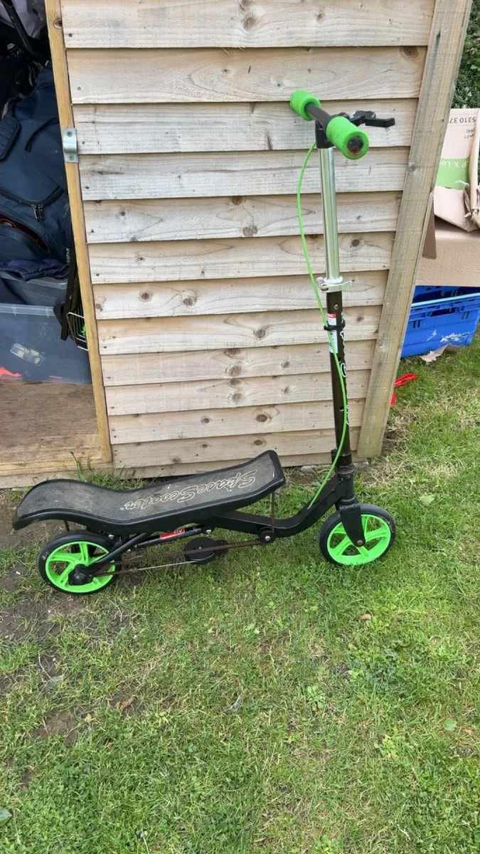 Bouncy scooter