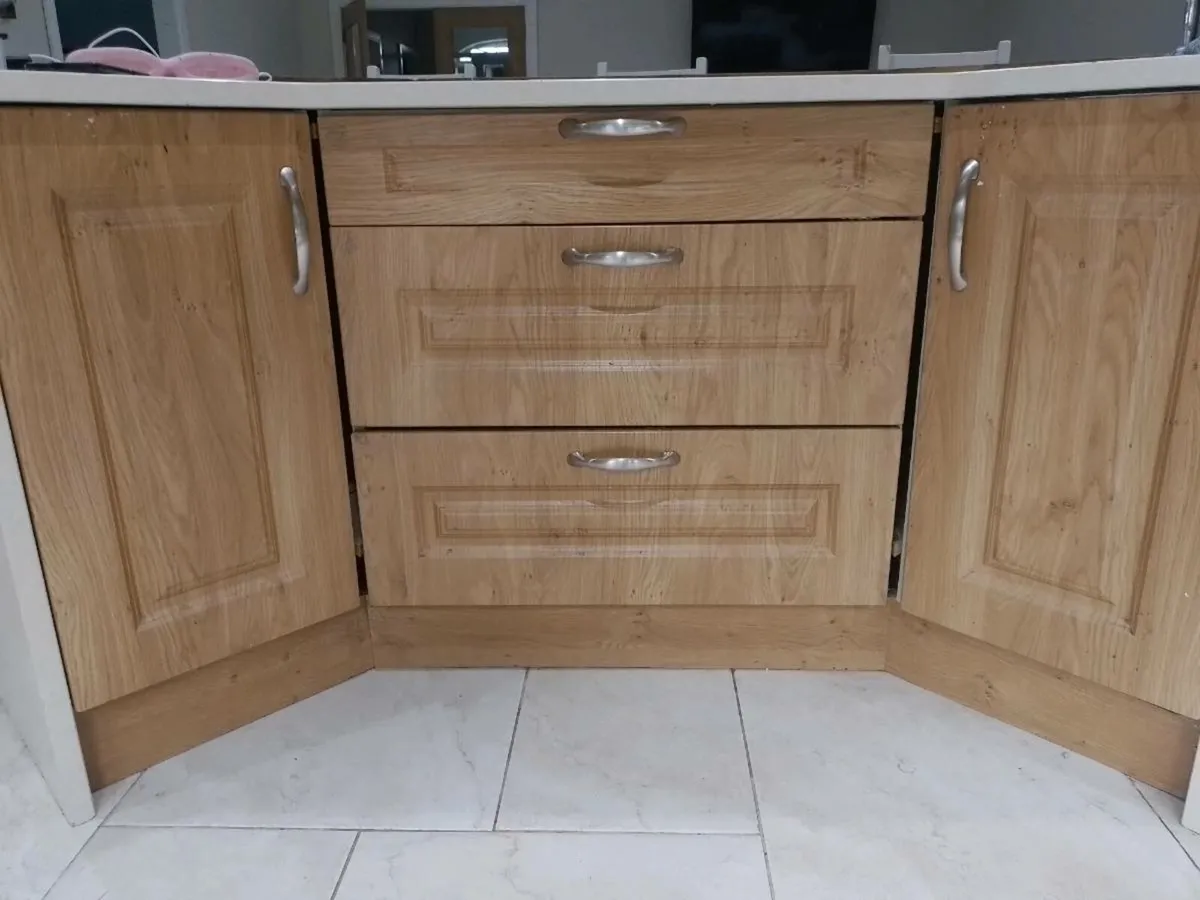 Oak veneer kitchen.and island - Image 1