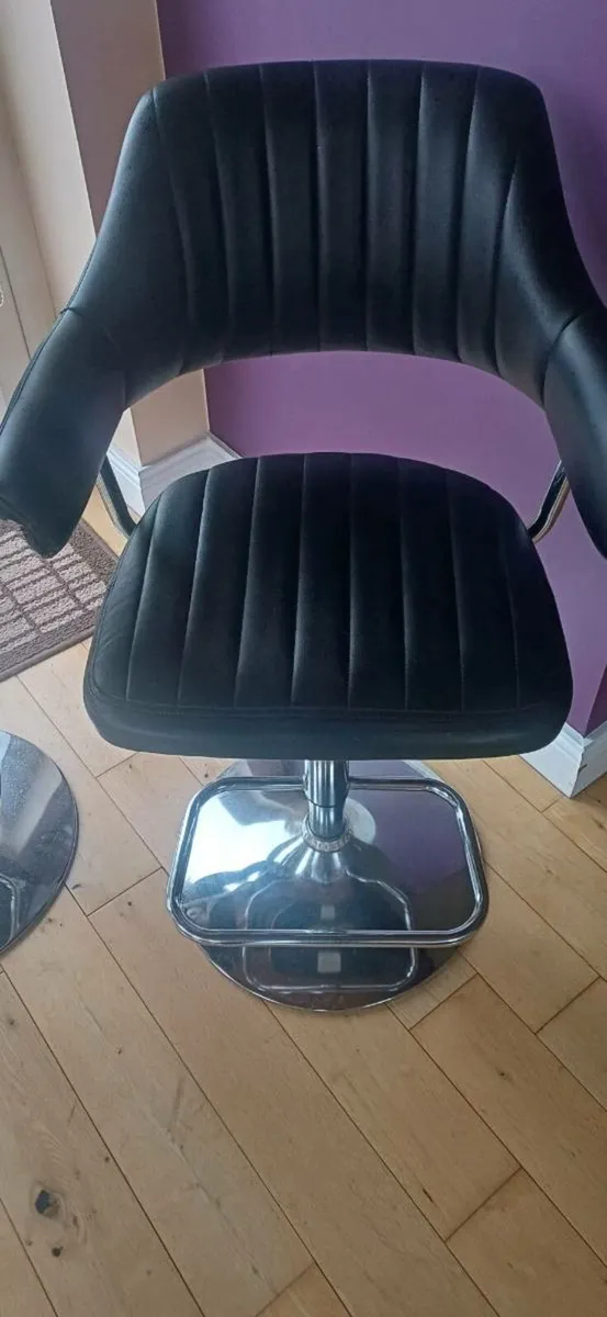 Height adjustable Swivel bar stools - Image 2