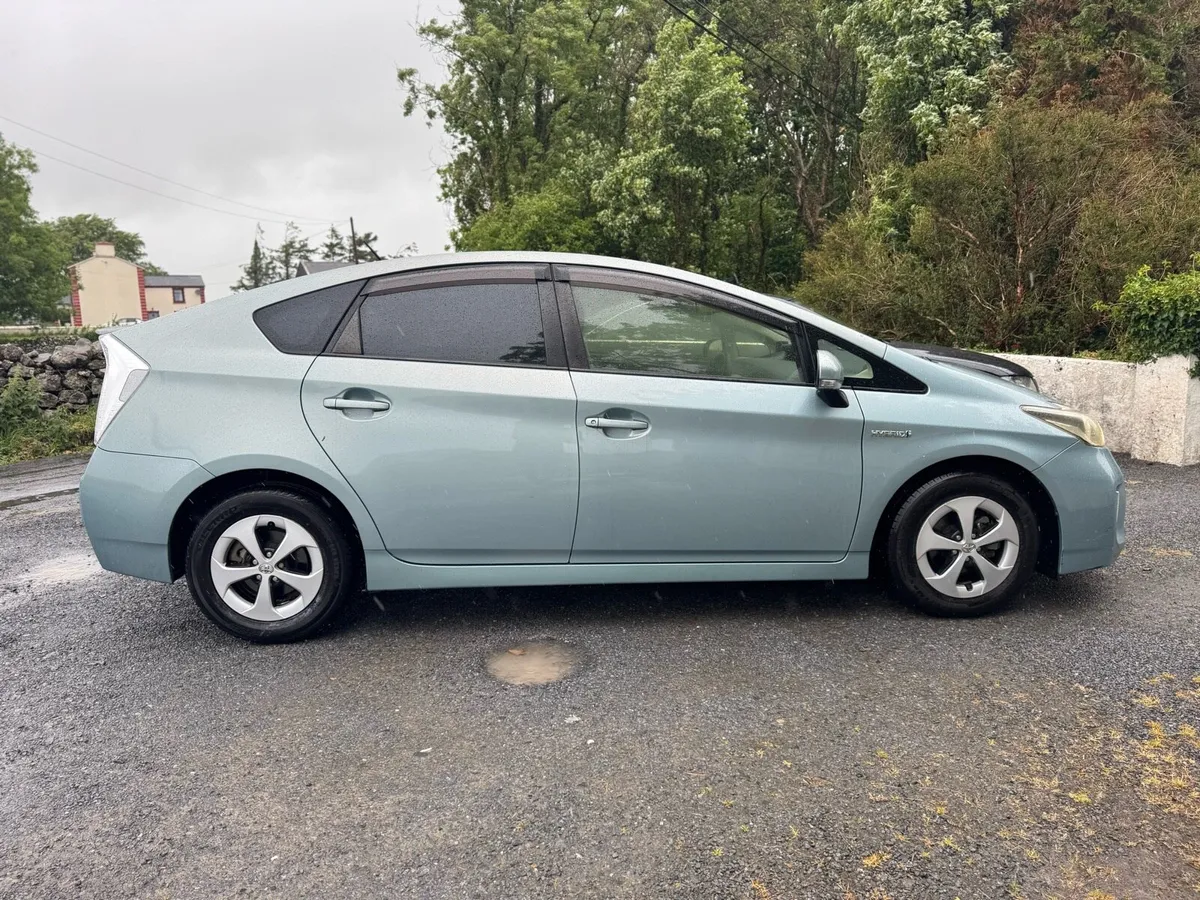 Toyota Prius 2012 G Grade - Image 3