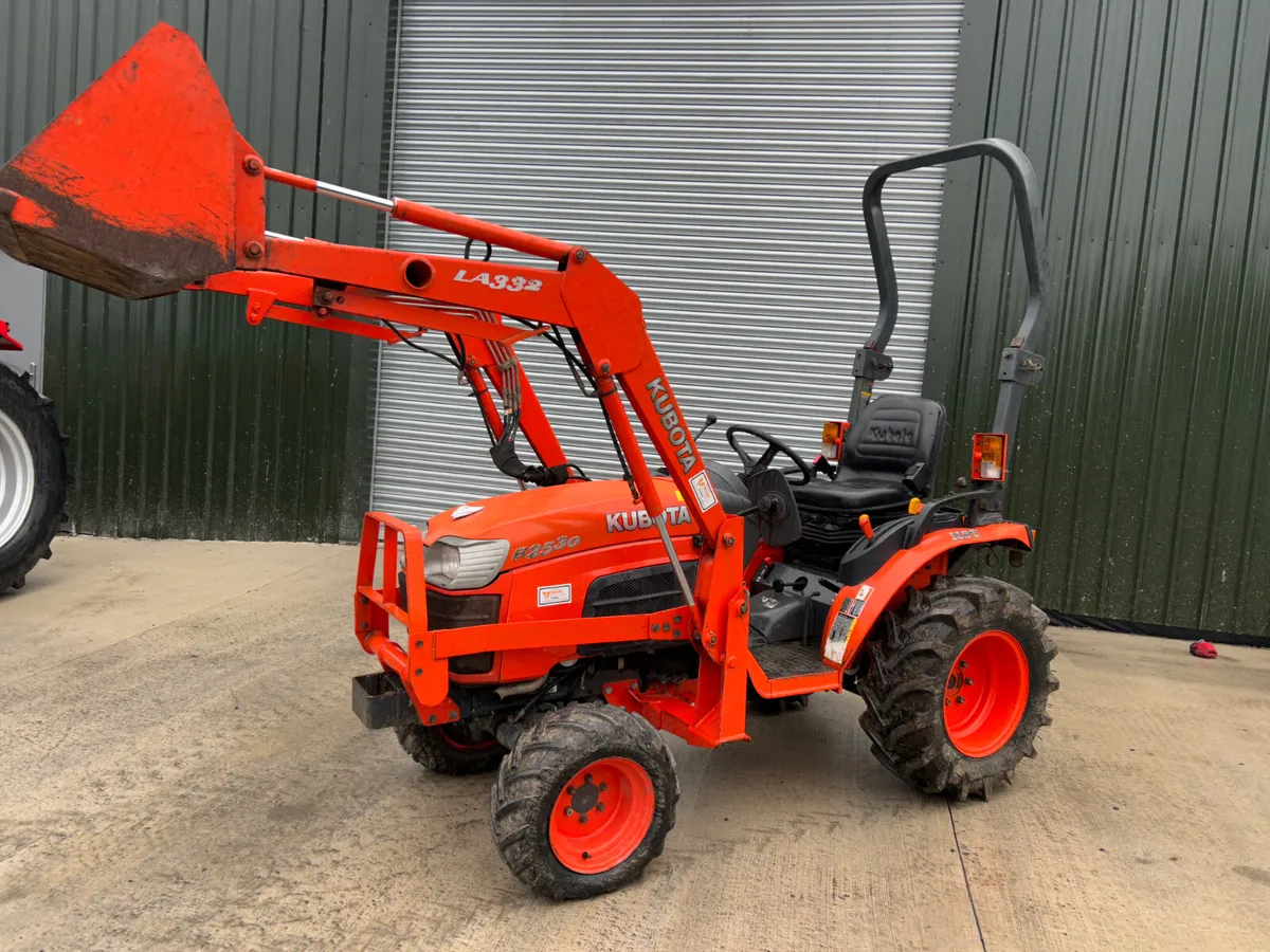Kubota B2530 Compact Tractor with Loader - Image 1
