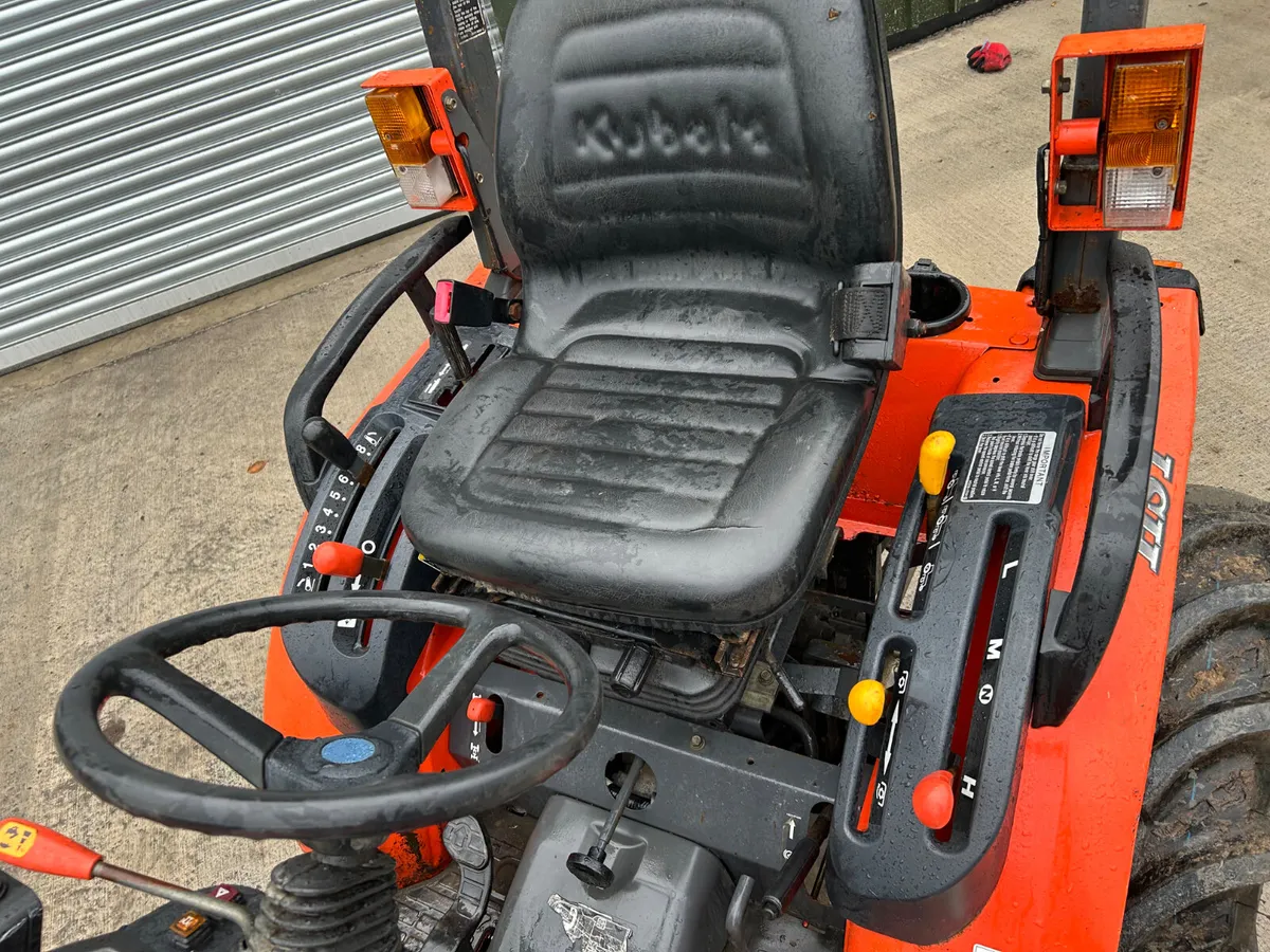 Kubota B2530 Compact Tractor with Loader - Image 4