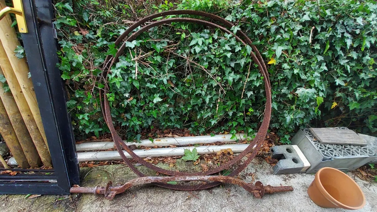 Cart wheel and axle - Image 1