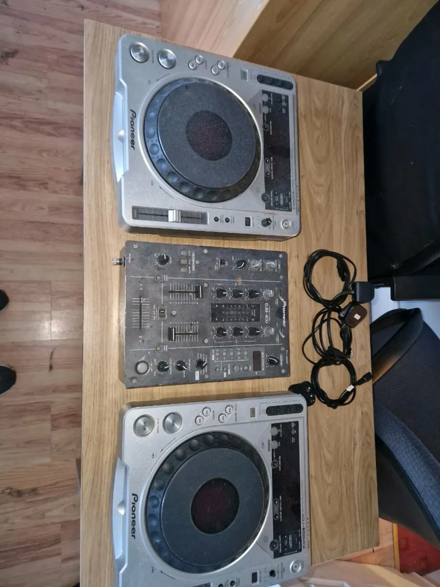 Pioneer CDJ 800 Mk2's + DJM 400 Mixer