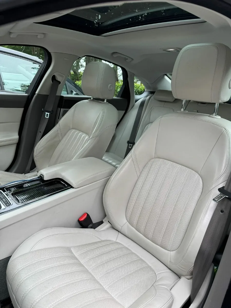 Jaguar XF 2015 portfolio"panaromic sunroof" - Image 2