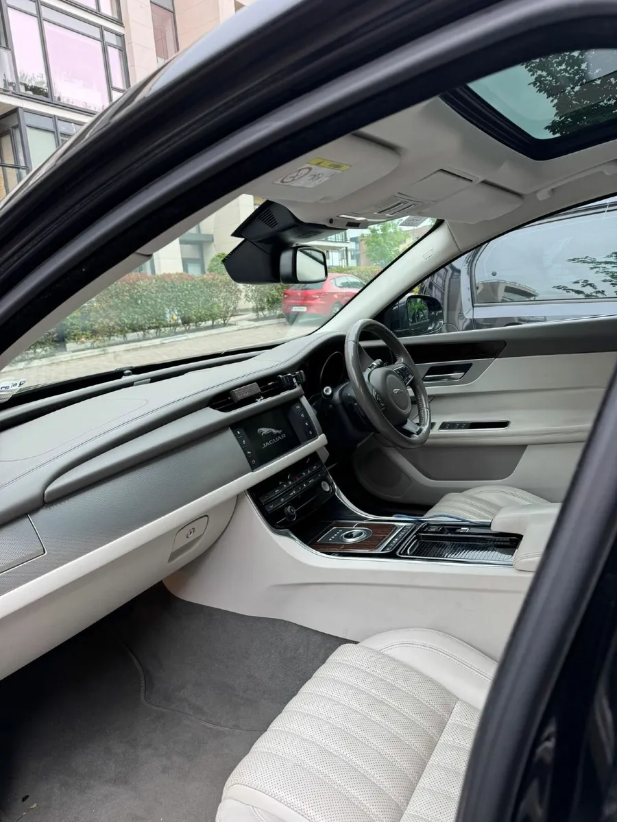 Jaguar XF 2015 portfolio"panaromic sunroof" - Image 4