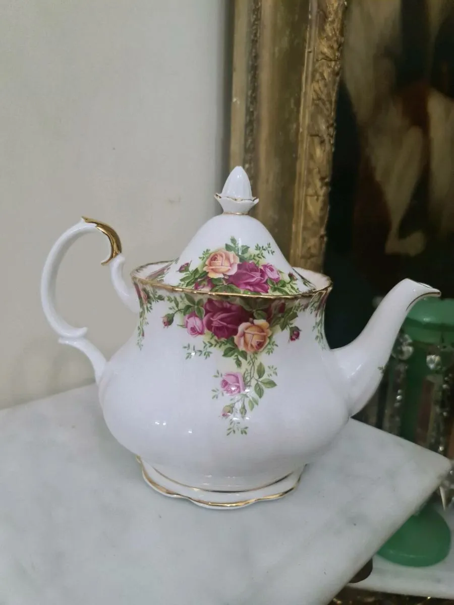 Royal Albert old country roses teapot - Image 1