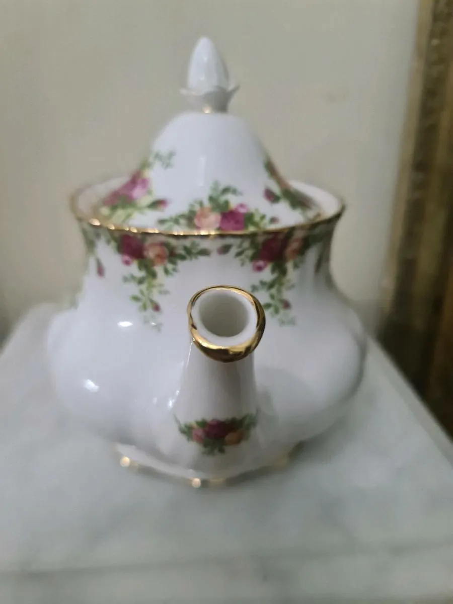 Royal Albert old country roses teapot - Image 2