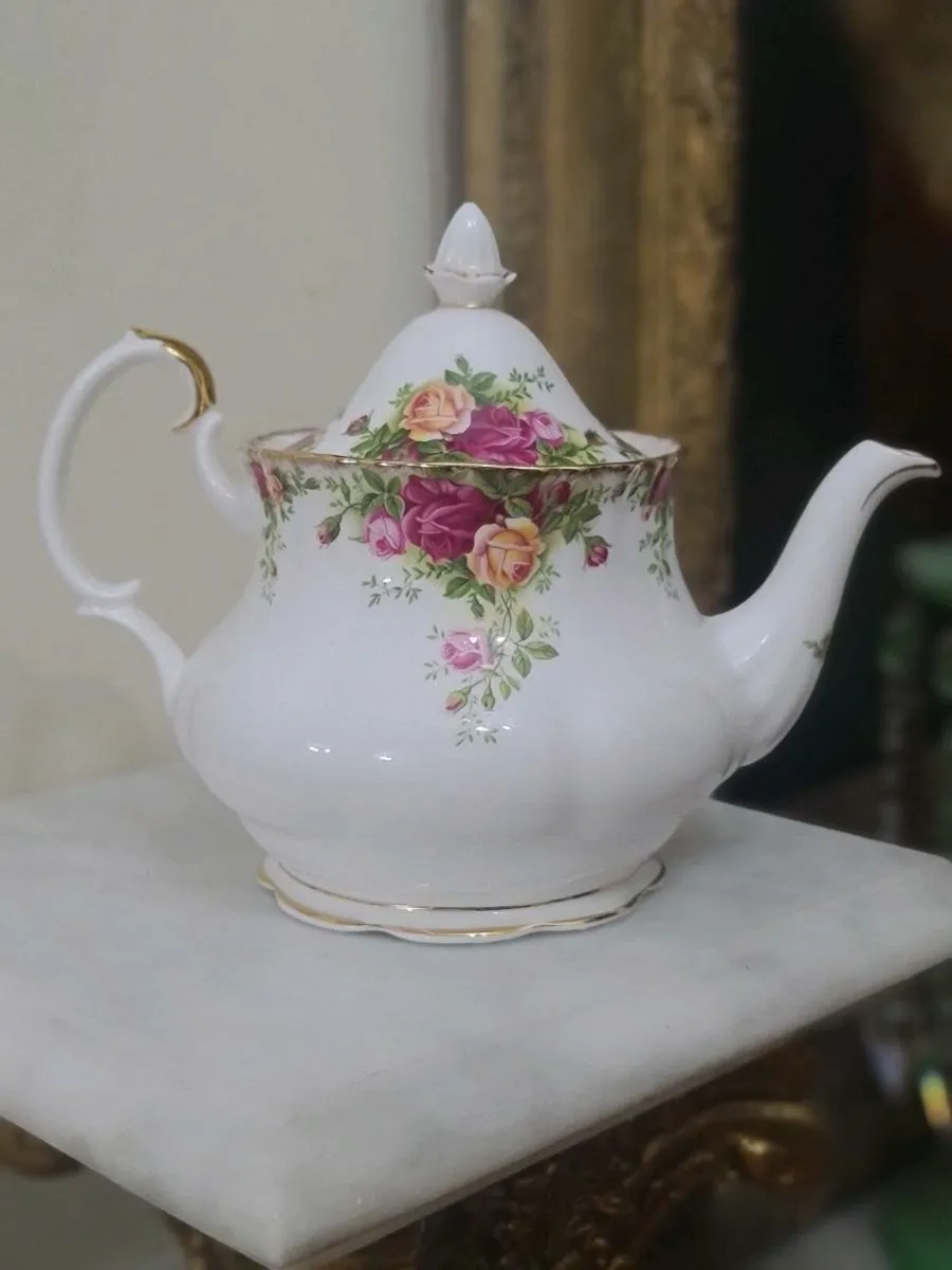 Royal Albert old country roses teapot - Image 3