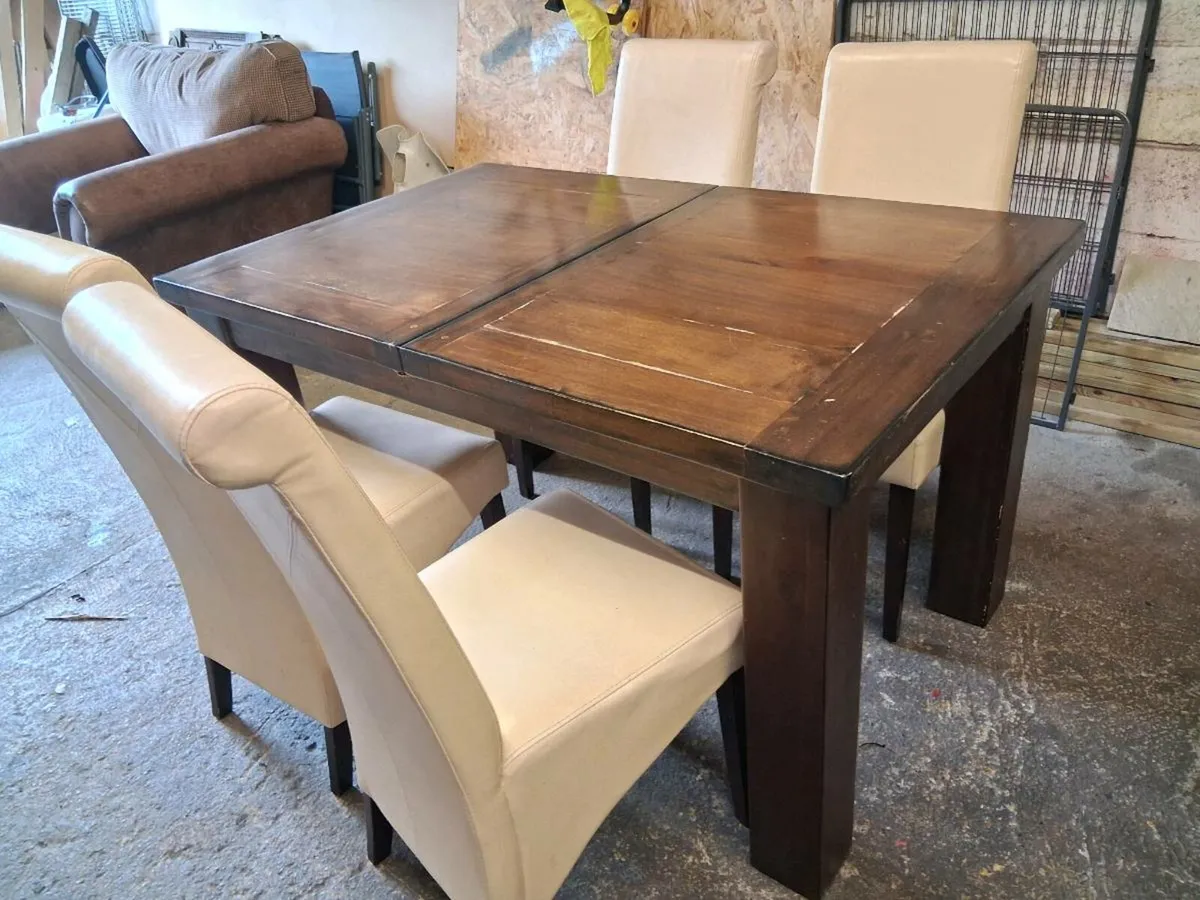 Table and chairs - Image 1