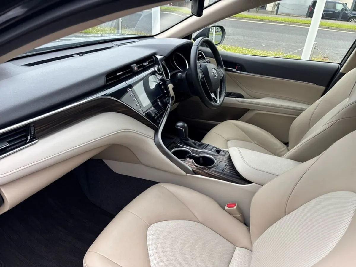 Toyota Camry Hybrid Automatic - Image 3