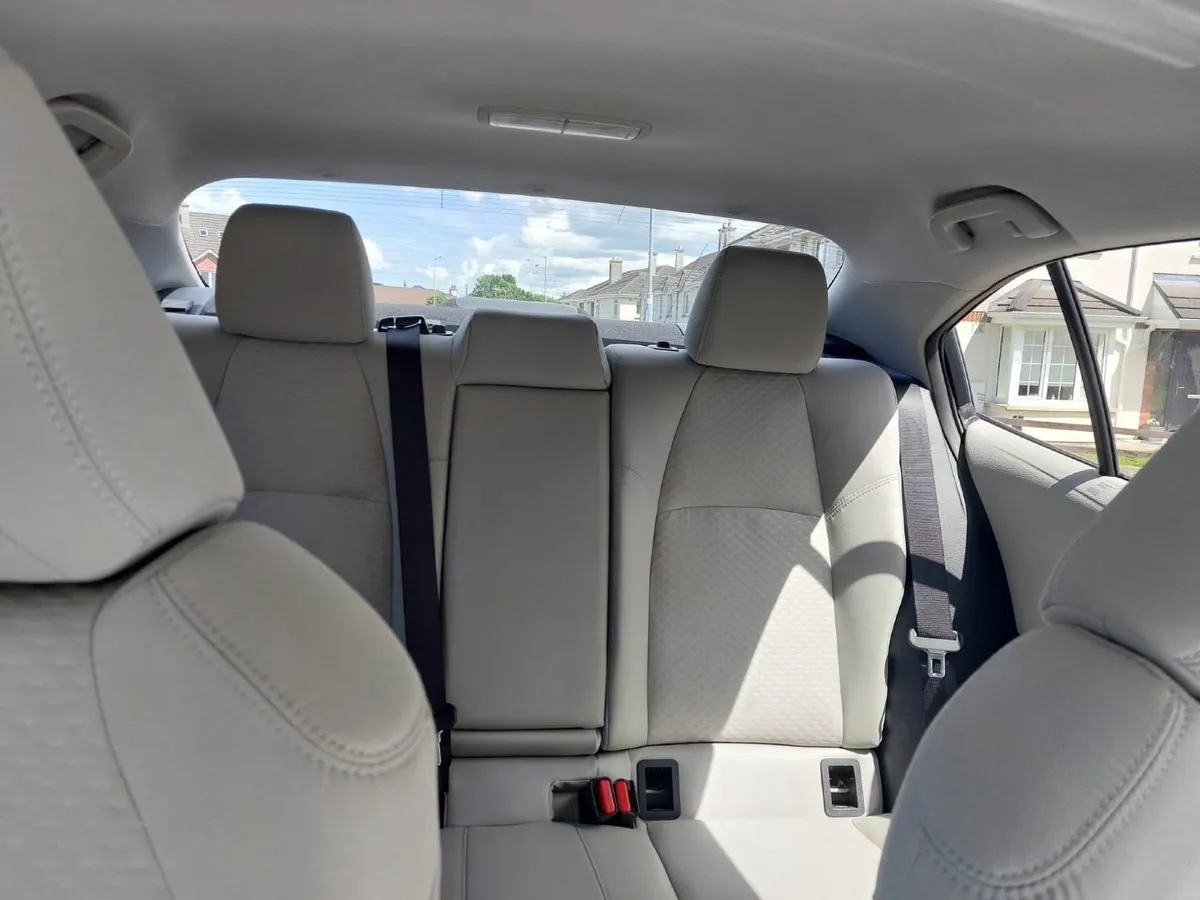 Toyota Corolla 2024 - SOL trim - Pearl white - Image 4