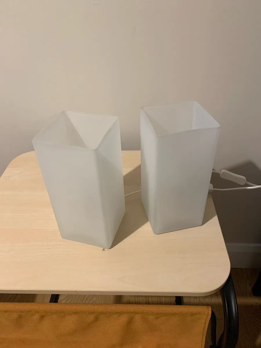 Lamps (three, two bedside and one floor lamp) - Image 2