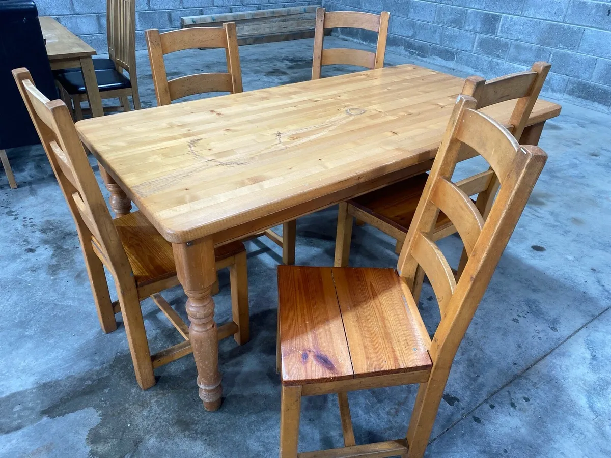 Table and chairs - Image 3