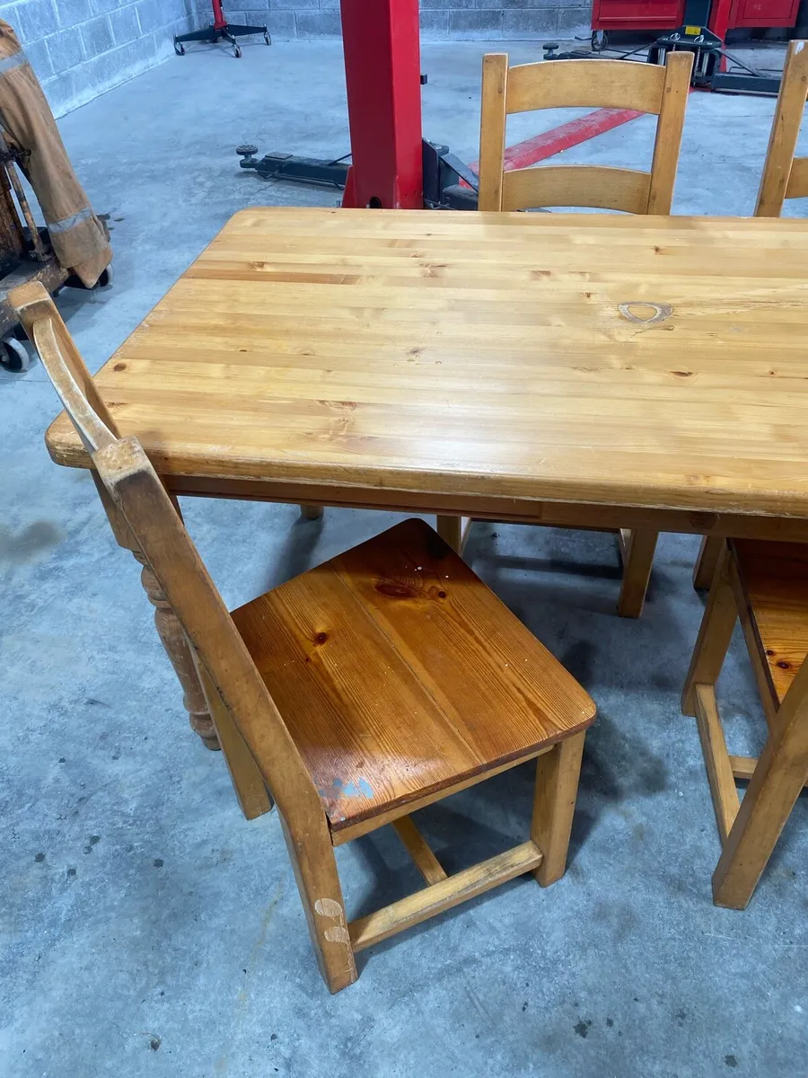 Table and chairs - Image 4