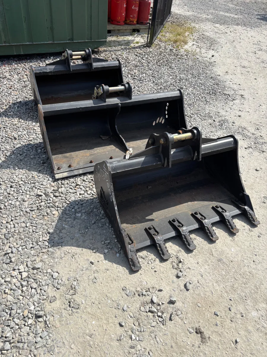 New/Unused Rhinox Ditching Buckets - Image 1